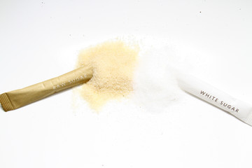 Fototapeta na wymiar white vs raw sugar