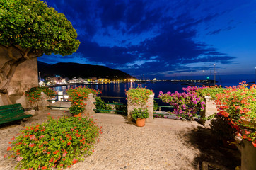 veduta notturna da una terrazza dell'isola d'Elba con cielo 