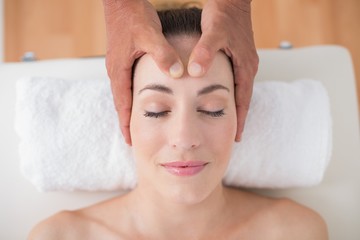 Obraz na płótnie Canvas Woman receiving head massage 