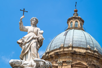 Obraz premium Statue of Santa Rosalia next to the cathedral of Palermo. Sicily