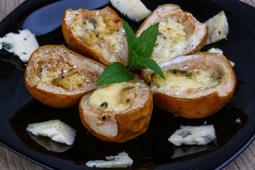 Baked pear with blue cheese