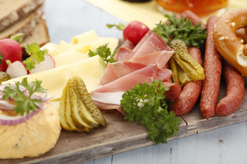 appetitlicher bayrischer Brotzeitteller
