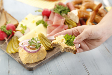 appetitlicher bayrischer Brotzeitteller
