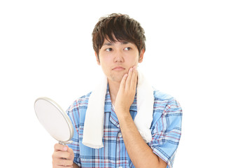 手鏡を持つ男性