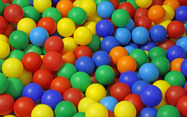 Fototapeta na wymiar background of many colored plastic balls in a pool