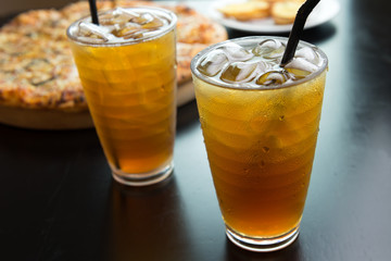 Ice tea with pizza