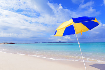 沖縄の美しい海とビーチパラソル