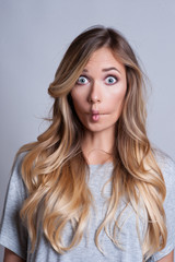 Naklejka premium young woman shows off her emotional fear and scream