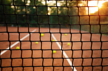 Fototapety  Zamknij siatkę tenisową z piłkami w tle