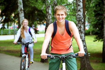 Obraz premium Young couple riding on a bicycle