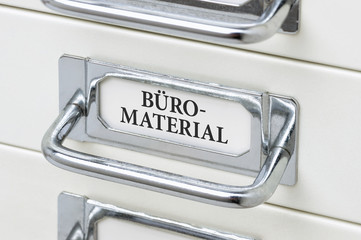 Schubladenschrank mit der Aufschrift Büromaterial