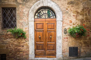 Zelfklevend Fotobehang Oude deur Oude verwoeste deur naar het Toscaanse huis