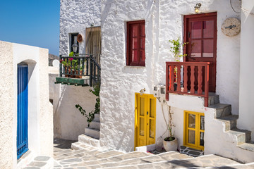 Fototapety  Malowniczy widok na kolorową ulicę w tradycyjnej greckiej cykladzkiej willi