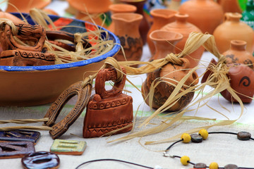 Глиняные горшки на столе