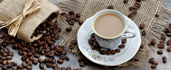 Milchkaffee mit Kaffeebohnen