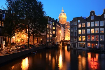 Poster Blick von der Armbrug auf die Basilika St. Nikolaus in Amsterdam bei Nacht © Dan Race