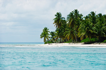 Вид на остров Саона в Карибском море