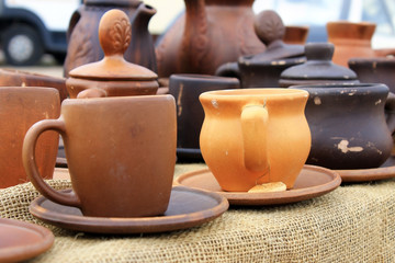 Глиняные горшки на столе