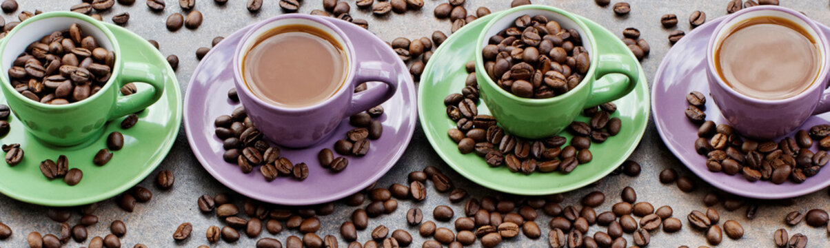 Bunte Tassen mit Kaffee