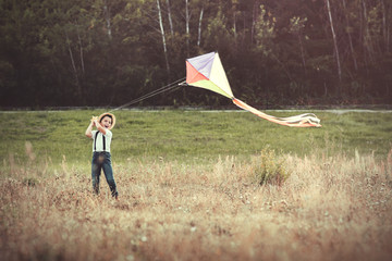 niño con cometa
