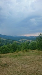 Obraz premium Горы и леса в дождливый день