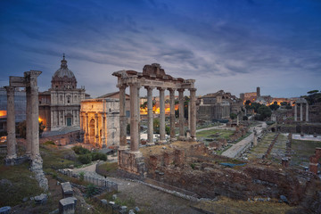 Fototapeta premium Rzymskie forum. Obraz ruin rzymskiego forum w Rzymie.