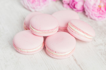 Obraz na płótnie Canvas Pastel pink macaroons with rose, selective focus