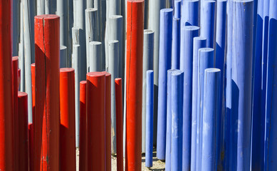 Obraz premium Rote, graue und blaue Holzstangen