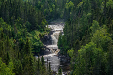 kaskaden fluss ouiatchouan val jalbert quebec kanada