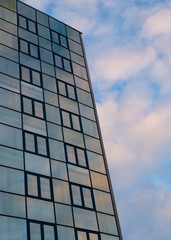 Fototapeta premium mirror building with sky reflection in the glass