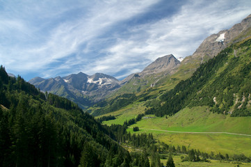 Fototapeta na wymiar Großglockner Bergmassiv im Sommer