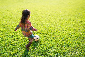 サッカーボールで遊ぶ女の子