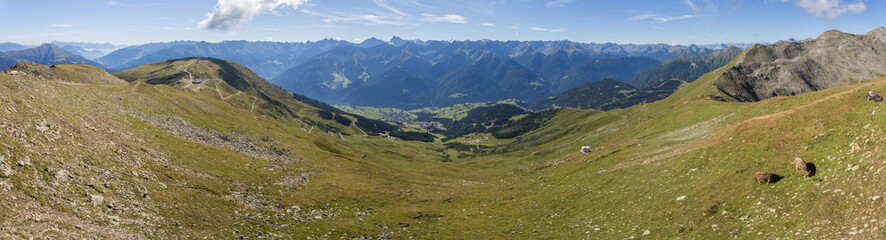 Obraz premium Panorama sur les montagnes de Serfaus