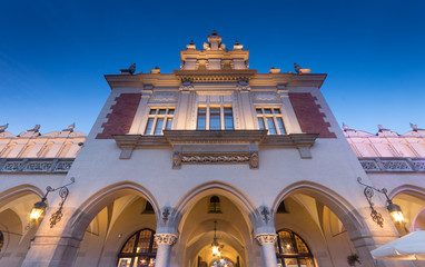 Fototapeta Cloth-hall (Sukiennice) in Krakow beautifully illuminated in the evening obraz