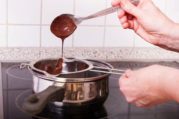 geschmolzene dunkle Schokolade Flow