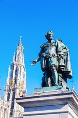 Fototapeta na wymiar Rubens-Statue vor der Liebfrauenkirche in Antwerpen, Belgien