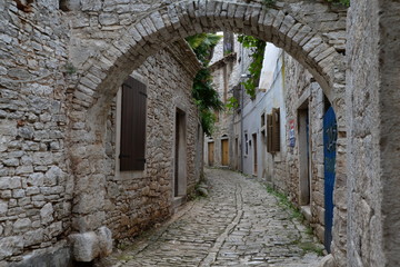 Fototapeta na wymiar Gasse in der Altstadt von Bale, Istrien, Kroatien