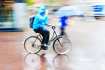 Radfahrer bei Regen in Bewegungsunsch&auml;rfe