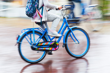 Radfahrer bei Regen in Bewegungsunschärfe
