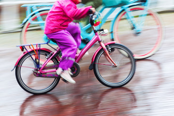 Radfahrer bei Regen in Bewegungsunschärfe