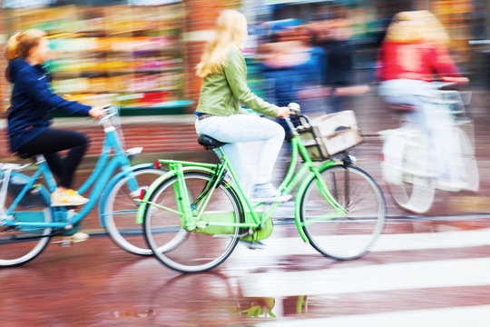 Fototapeta Radfahrer bei Regen in Bewegungsunschärfe