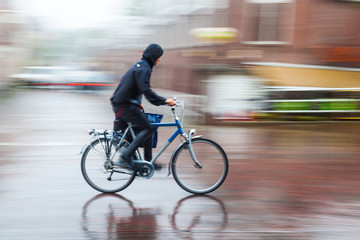 Fototapeta na wymiar Radfahrer bei Regen in Bewegungsunschärfe
