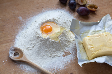 Vorbereitungen zum Backen eines Zwetschgenkuchens