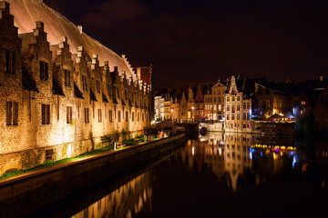Fototapeta na wymiar Altstadt von Gent bei Nacht
