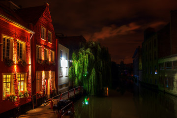 Nachtansicht alter Häuser an einem Kanal in Gent, Belgien