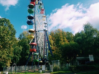 чертово колесо в осеннем парке