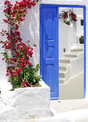 Obraz na płótnie Canvas Traditional architecture of Oia village on Santorini island, Gre