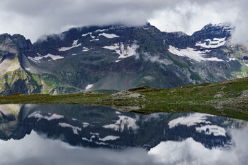 Fototapeta na wymiar Bergsee mit sich spiegelnden Bergen