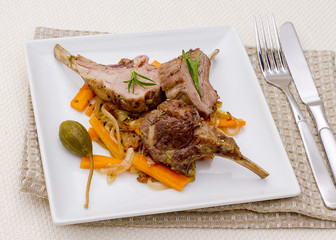 Grilled racks of lamb with onion and capers