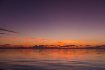 Obraz premium Beautiful sunset with clouds in the sky over ocean